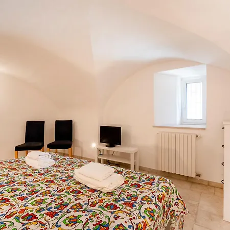 Guesthost - Casa Elda - A Few Steps From The Historic Center Appartamento